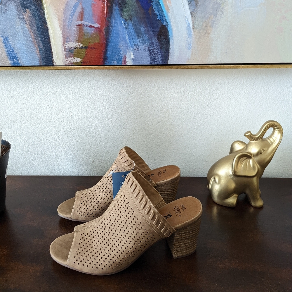 Tan open toe mules with perforated design and block heel. Size: US 9 #boho #summ